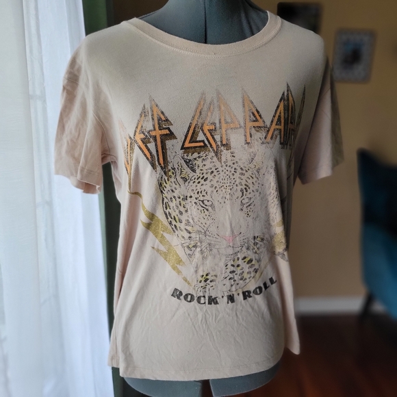 Def Leppard Tops - Def Leppard Tan Graphic Tee Size Small